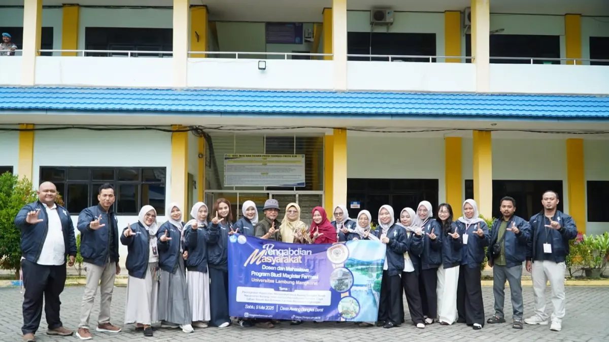 MOMEN: Mahasiswa Magister Farmasi ULM berfoto bersama di kampus sebelum berangkat menuju lokasi pengabdian masyarakat di Desa Awang Bangkal Barat.