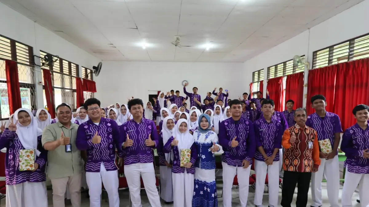 MOMEN: Wakil Ketua I DPRD Kota Banjarbaru, Neni Hendriyawaty, berfoto bersama siswa dan pihak sekolah usai kegiatan Dewan Masuk Sekolah (DMS) di SMAN 2 Banjarbaru.