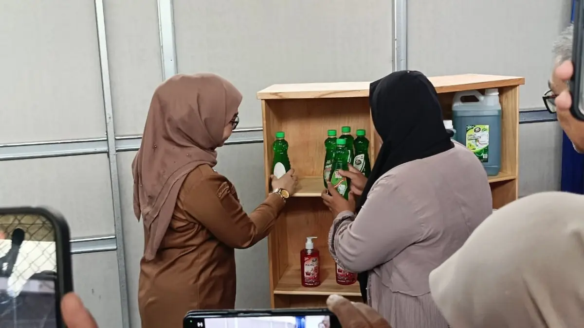 PRODUK: Irwaningsih (kanan) bersama Wali Kota Banjarbaru Lisa Halaby saat menunjukkan produk sabun miliknya. 
(Foto: Sheilla Farazela/ Radar Banjarmasin)