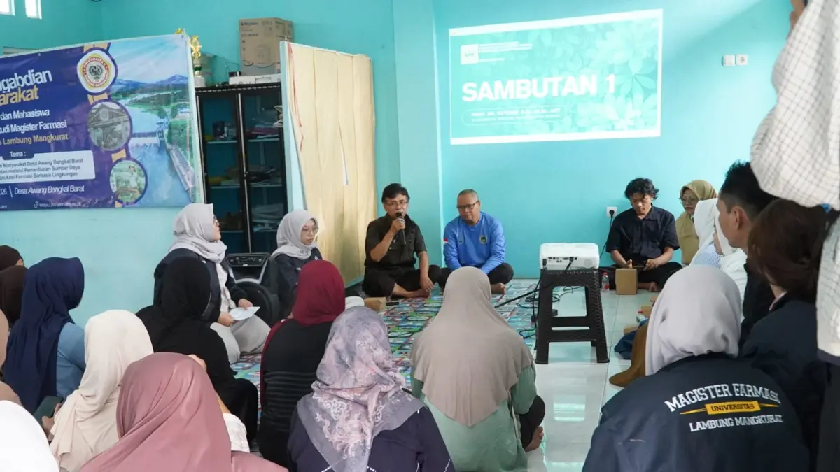 SAMBUTAN: Koordinator Prodi Magister Farmasi ULM Prof Dr apt Sutomo SSi MSi memberikan sambutan pada kegiatan pengabdian masyarakat di Awang Bangkal Barat.