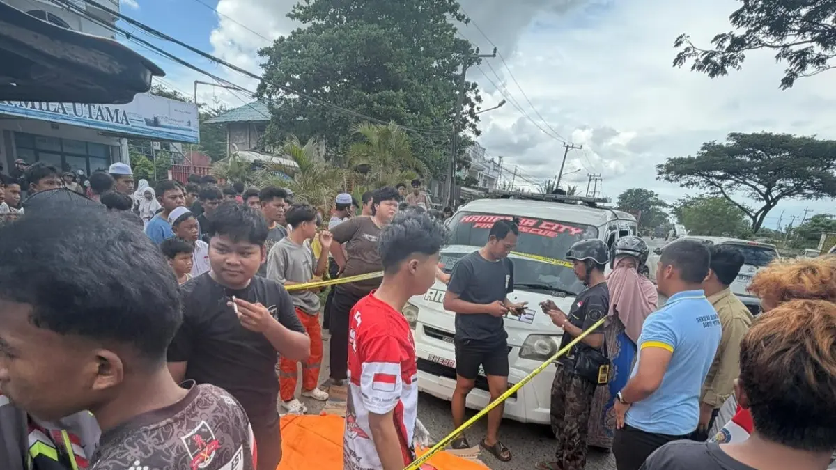 TRAGIS: Evakuasi pelajar SMP yang mengalami kecelakaan di Jalan Gubernur Soebardjo, Basirih, Banjarmasin Barat.(Foto: Grub Warga)