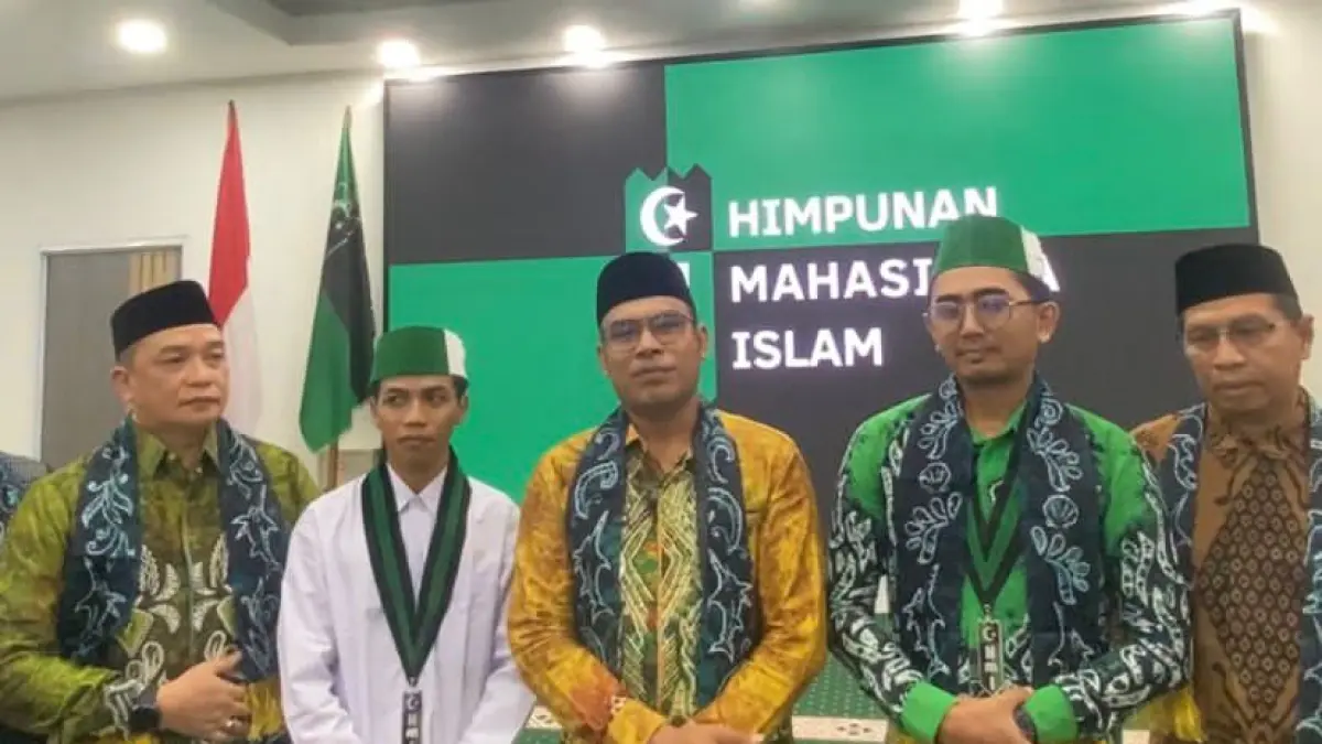 WAWANCARA:Sesi wawancara setelah pelantikan Pengurus HMI Cabang Kotabaru-Tanah Bumbu di Aula Masjid Apung Siring Laut Kotabaru, Sabtu (9/5/2026).(Foto:Jumain/Radar Banjarmasin)