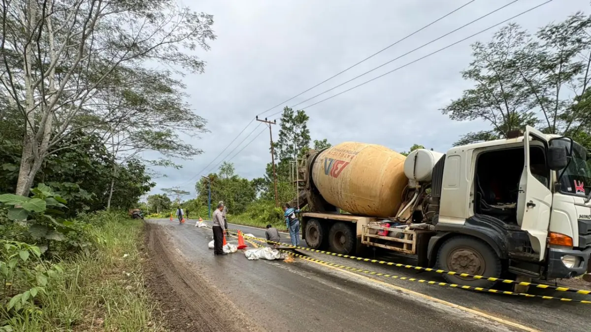 AMBLES: Petugas melakukan penanganan darurat pada ruas Jalan Km 52 Mantewe, Tanah Bumbu, yang ambles dan membahayakan pengendara. (Foto: PKJR Tanah Bumbu)