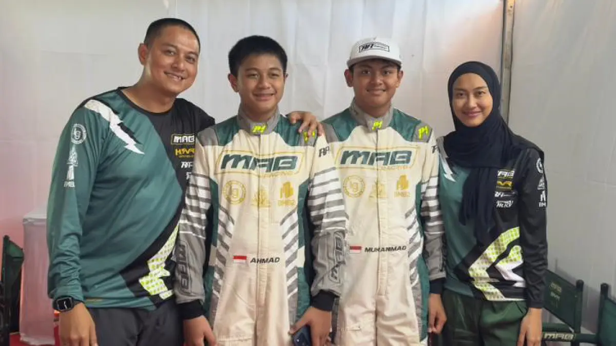 DEG-DEGAN: H Rihans Variza bersama istrinya bangga dengan debut kedua anaknya di Kejurnas Banua Rally 2026.