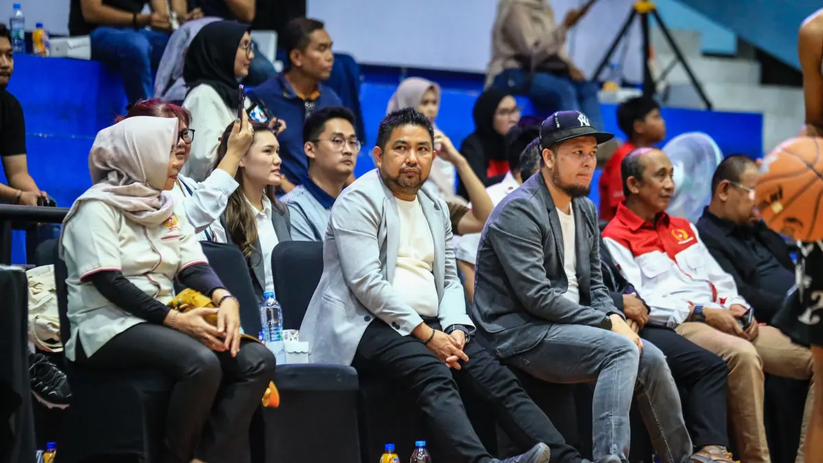 BERKAS: Muhammad Syaripuddin alias Bang Dhin menyerahkan berkas pendaftaran sebagai bakal calon Ketua Umum Perbasi Kalimantan Selatan periode 2026-2030. (M Idris Jian Sidik)