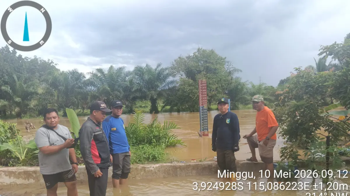 CEK : Camat Jorong Paimun bersama forkopimcam mengecek debit air sungai di Desa Asam-Asam yang meluap hingga ke pemukiman warga. (Foto : KSB Datu Bungur untuk Radar Banjarmasin)