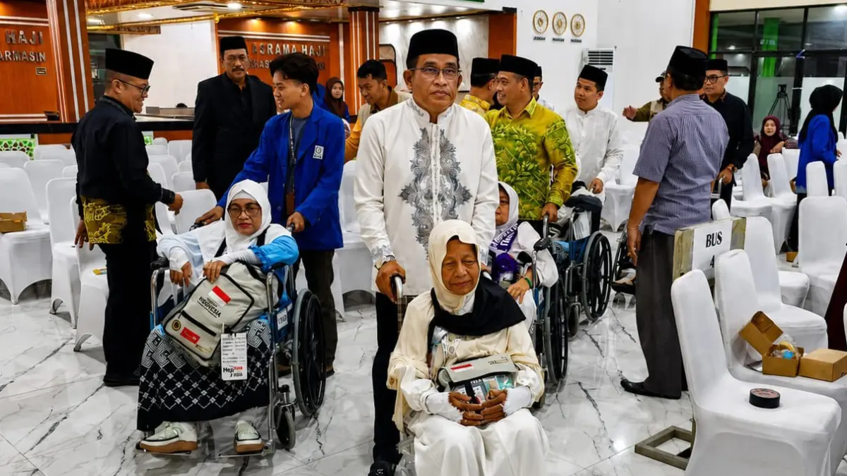 HADIR: Bupati HSU H Sahrujani didampingi Ketua DPRD HSU Fadilah dan Sekda HSU Adi Lesmana mendorong kursi roda para jemaah lansia maupun yang sakit hingga ke depan bus di Asrama Haji Embarkasi Banjarbaru.