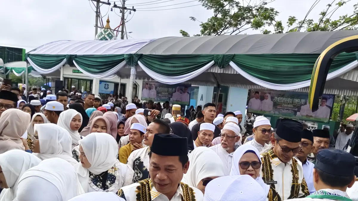 HAJI: Suasana pelepasan jemaah haji Kabupaten Balangan tahun lalu. Tahun 2026 ini, sebanyak 215 calon jemaah dijadwalkan bertolak ke Asrama Haji Banjarmasin pada 14 Mei mendatang. (Foto: M Dirga / Radar Banjarmasin)