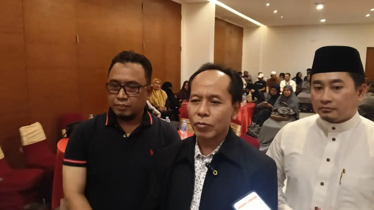 KELUH KESAH: Ketua FK Patuh Kalsel, H Saridi mennuturkan pihaknya akan menemui Gubernur Kalsel untuk menyampaikan masalah kenaikan harga tiket pesawat yang berdampak pada 6500 calon jemaah umrah.(Foto: Raudah Anisya/Radar Banjarmasin)&nbsp;