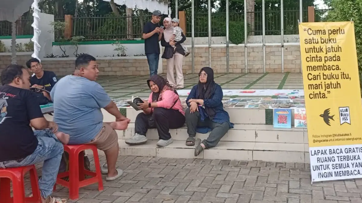 MEMBACA: Pengunjung Lapangan Lambung Mangkurat Kandangan membaca buku serta berdiskusi seputar buku dan literasi.