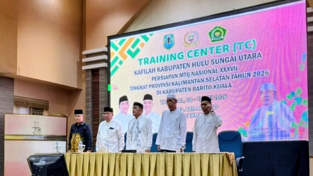 MOMEN:Bupati Kabupaten HSU, H Sahrujani (tengah) menghadiri pembukaan Training Center Kafilah MTQ Kabupaten HSU di Hotel Aria Barito, Sabtu (9/5/2026).(Foto:Istimewa)&nbsp;