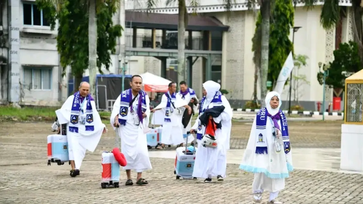 PAKAI IHRAM: Jemaah Haji HSS Kloter 12 bertolak ke Tanah Suci. (Foto: KOMINFO HSS)&nbsp;