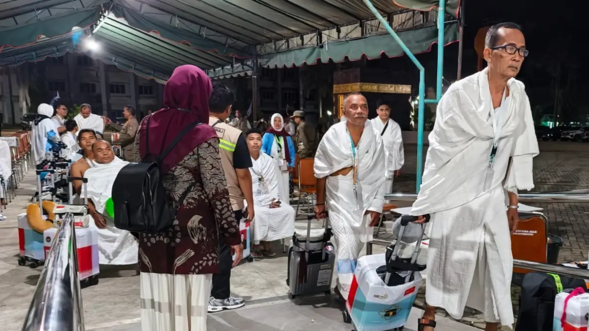 SIAP BERIBADAH: Jemaah Calon Haji Kabupaten HSU tergabung dalam kloter 11 Embarkasi Banjarbaru sudah menggunakan Ihram sebelum naik pesawat menuju Jeddah.