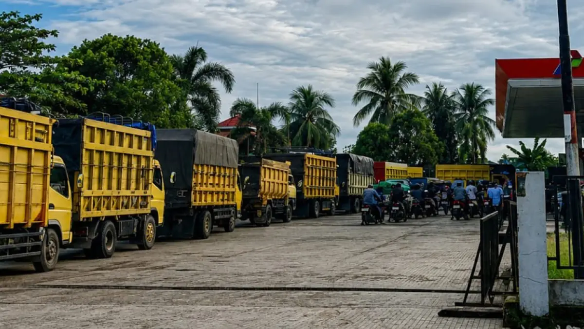 TERTIB: Suasana antrean pendistribusian solar subsidi di SPBU Kasarangan, Kecamatan Labuan Amas Utara, Minggu (10/5/2026).
