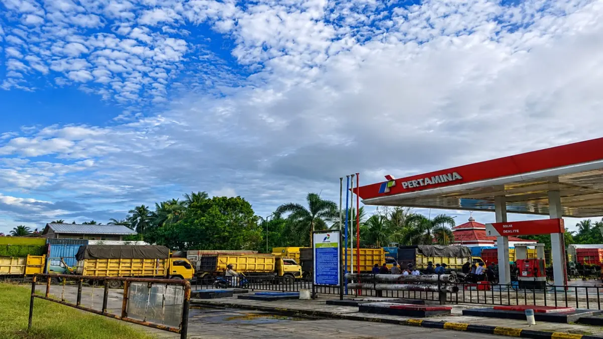 Antrean truk di salah satu SPBU di HST. (Jamaluddin/Radar Banjarmasin)