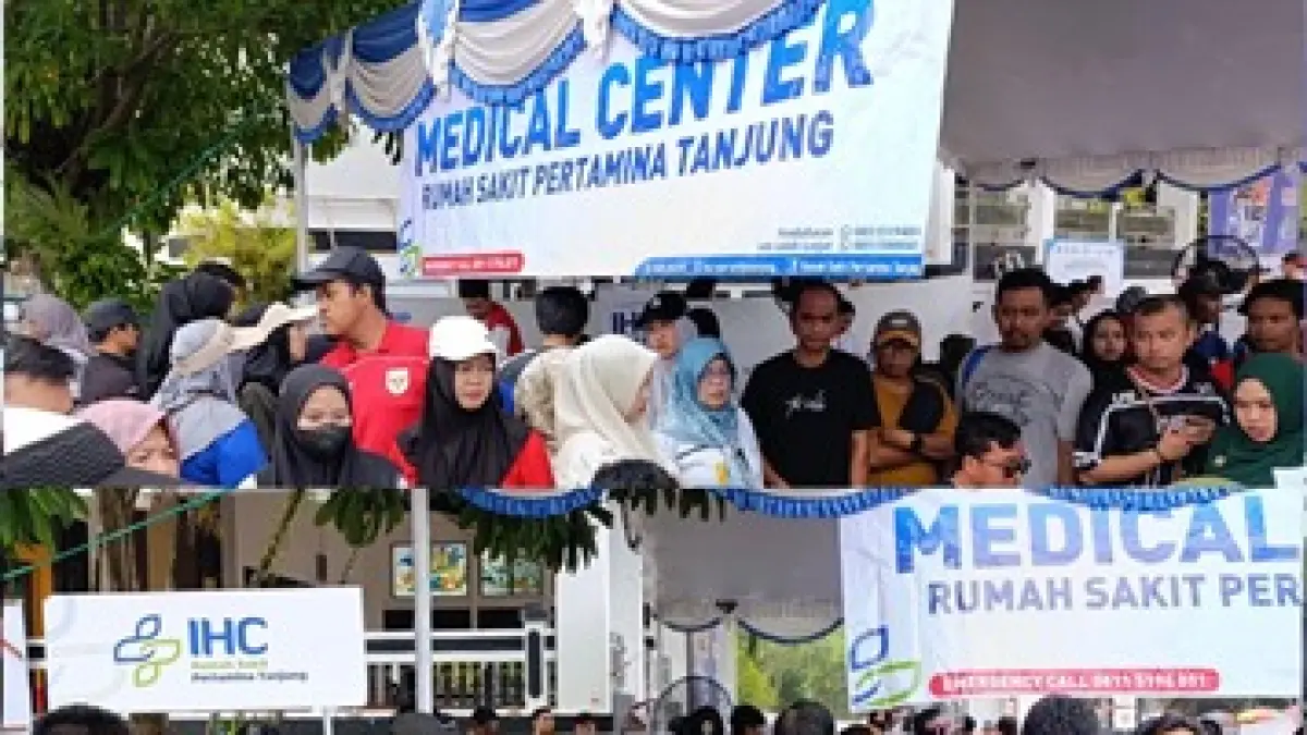 ANTUSIAS: Masyarakat terlihat memadati layanan pemeriksaan kesehatan gratis yang disediakan tim medis RS Pertamina Tanjung pada kegiatan May Day 2026 FKSPM Site Adaro di Pendopo Bersinar, Tabalong, Minggu (10/5/2026).