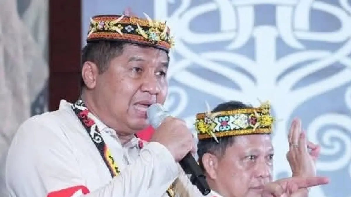 BICARA: Menteri PKP Maruarar Sirait dan Menteri Dalam Negeri Muhammad Tito Karnavian menggunakan Tapung Udeng dalam agenda peluncuran program Bantuan Stimulan Perumahan Swadaya (BSPS) se-Kalimantan di Balikpapan beberapa waktu lalu.