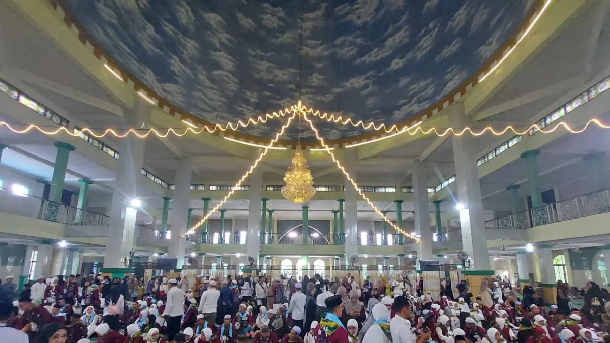 DIANTAR KELUARGA: Ratusan Calon Jemaah Haji (CJH) Kabupaten HST dilepas menuju asrama haji Banjarbaru, Senin (11/5/2026) sore.(Foto: Jamaludddin/Radar Banjarmasin).
