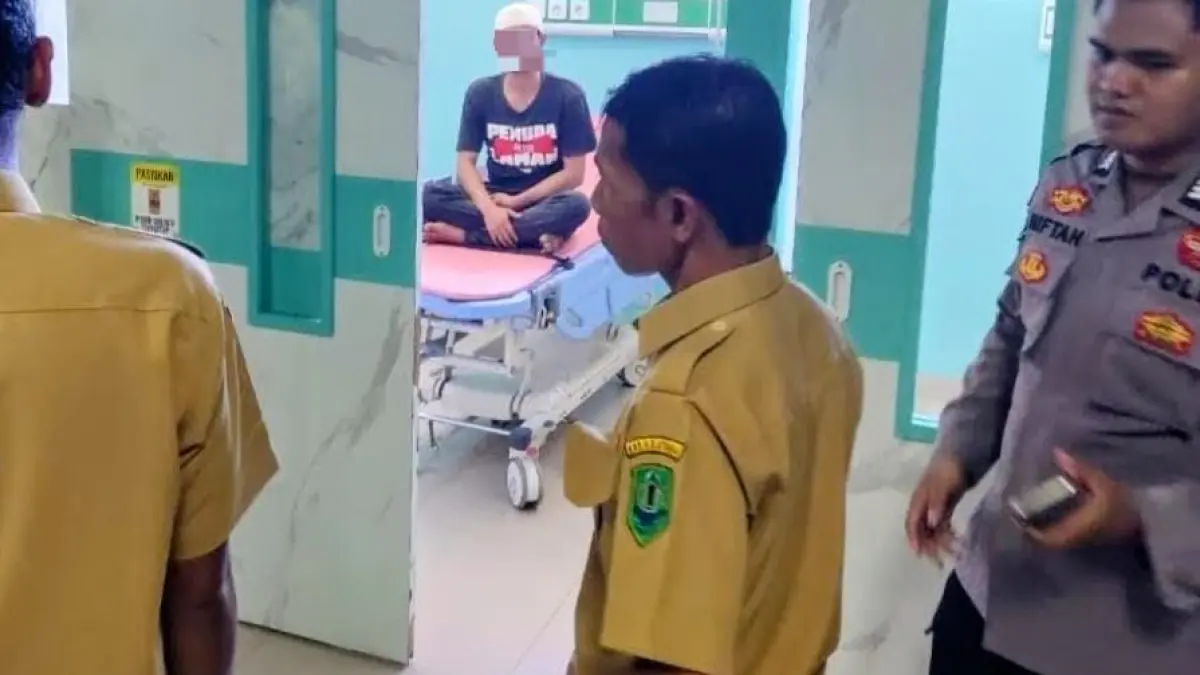 DIRAWAT: AY (40) saat menjalani perawatan di RSUD Pambalah Batung Amuntai, usai diamankan petugas gabungan. (Foto: Polres HSU)&nbsp;