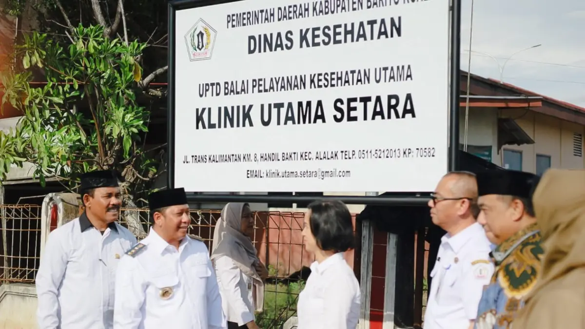  DIRESMIKAN – Bupati Barito Kuala H Bahrul Ilmi bersama Sekda Batola, Wakil DPRD H Bahran dan penanggung jawab klinik dr Yancy Cristiana usai meresmikan Klinik Utama Setara di kawasan Handil Bakti, Kecamatan Alalak.//Diskominfo