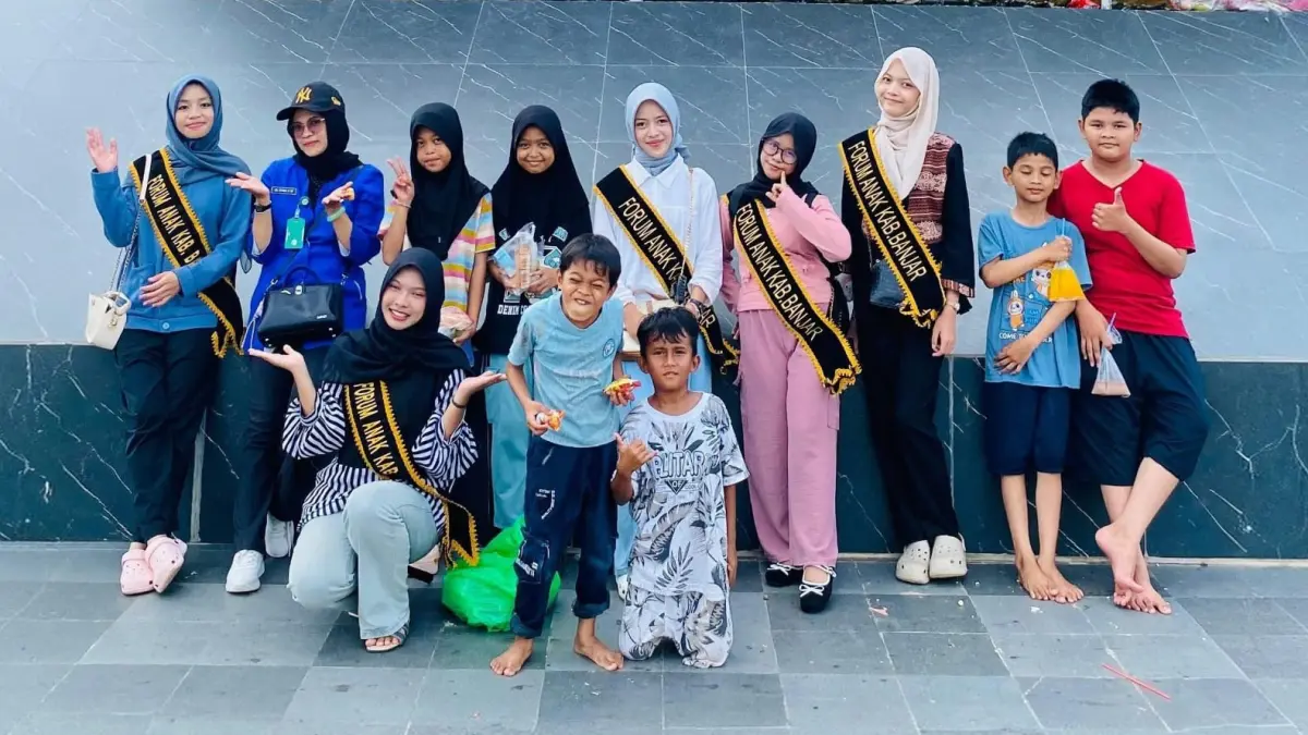 FOTO BERSAMA: Anggota Forum Anak Daerah Kabupaten Banjar bersama anak-anak usai membagi paket telur dan makanan bergizi di Taman Cahaya Bumi Selamat (CBS) Martapura.