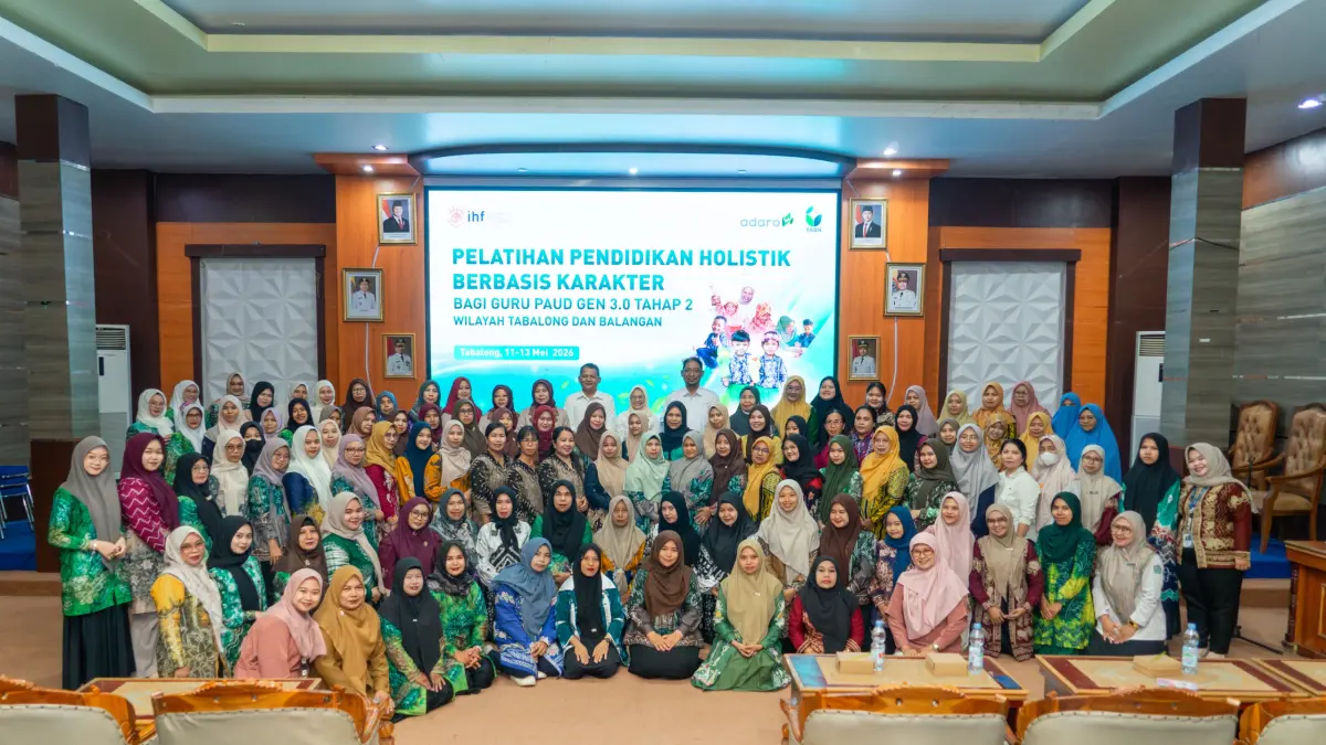 FOTO BERSAMA: Jajaran PT Adaro Indonesia, Yayasan Amanah Bangun Negeri (YABN), IHF dan para guru PAUD berpose bersama.
