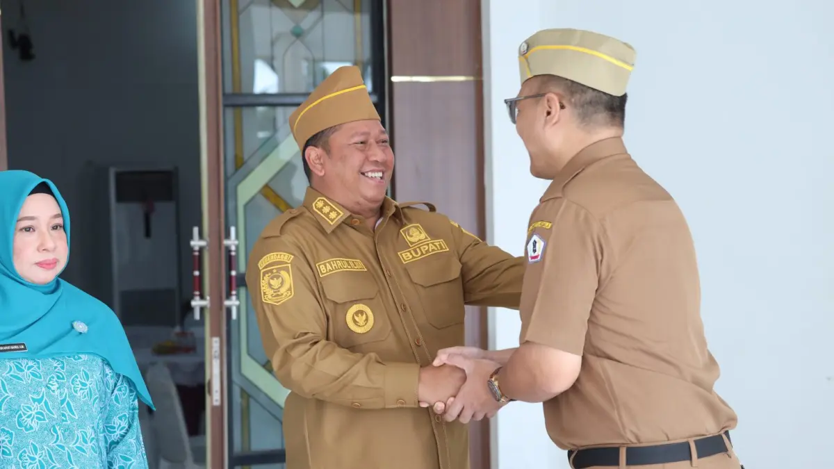 HALAL BIHALAL – Bupati Barito Kuala H Bahrul Ilmi bersalaman dengan ASN usai Apel Senin dan Halal Bihalal di halaman Kantor Bupati Barito Kuala, Senin (30/3).