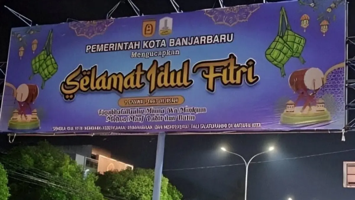 HILANGKAN NARSISME: Baliho ucapan Pemerintah Kota Banjarbaru yang kini didominasi logo kota menggantikan potret diri pimpinan daerah. (FADLAN ZAKIRI/RADAR BANJARMASIN)