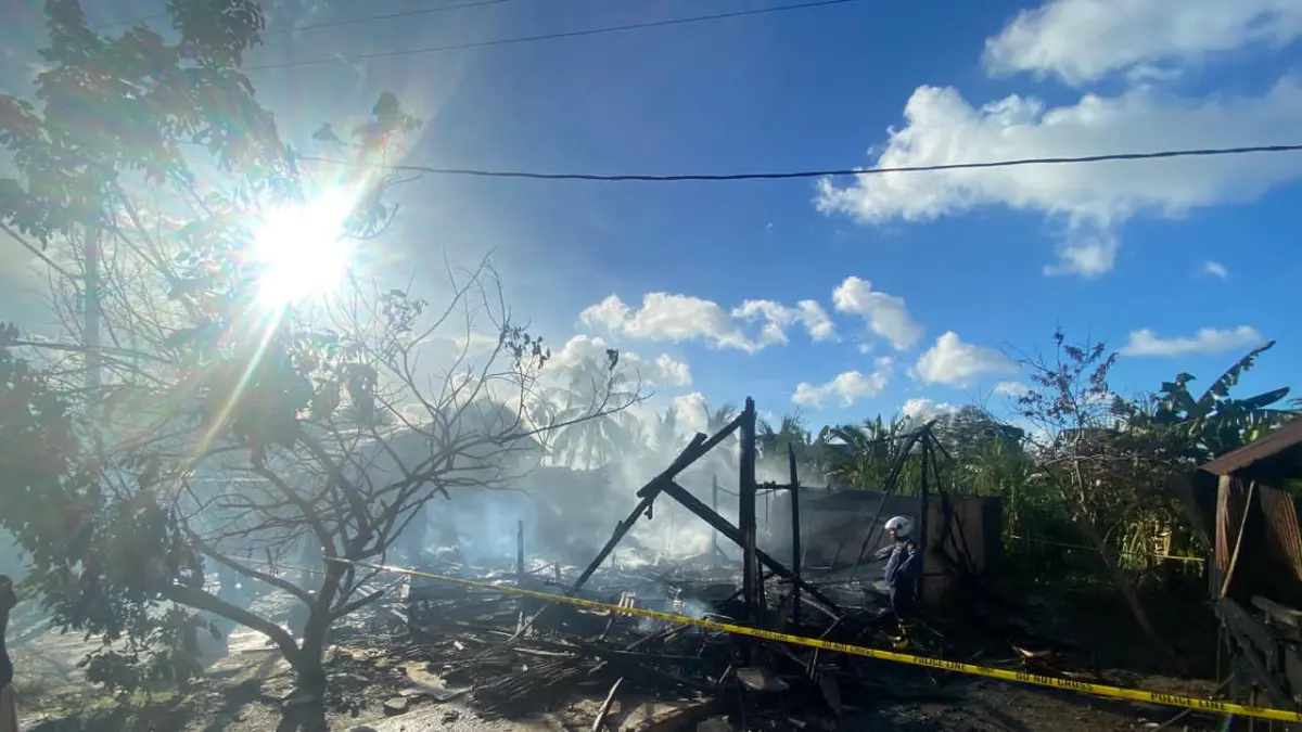 JADI ARANG:Rumah bedakan yang hangus terbakar di Selokayang Desa Semayap Kotabaru, Senin (11/5/2026) sore.(Foto:Jumain/ Radar Banjarmasin)&nbsp;