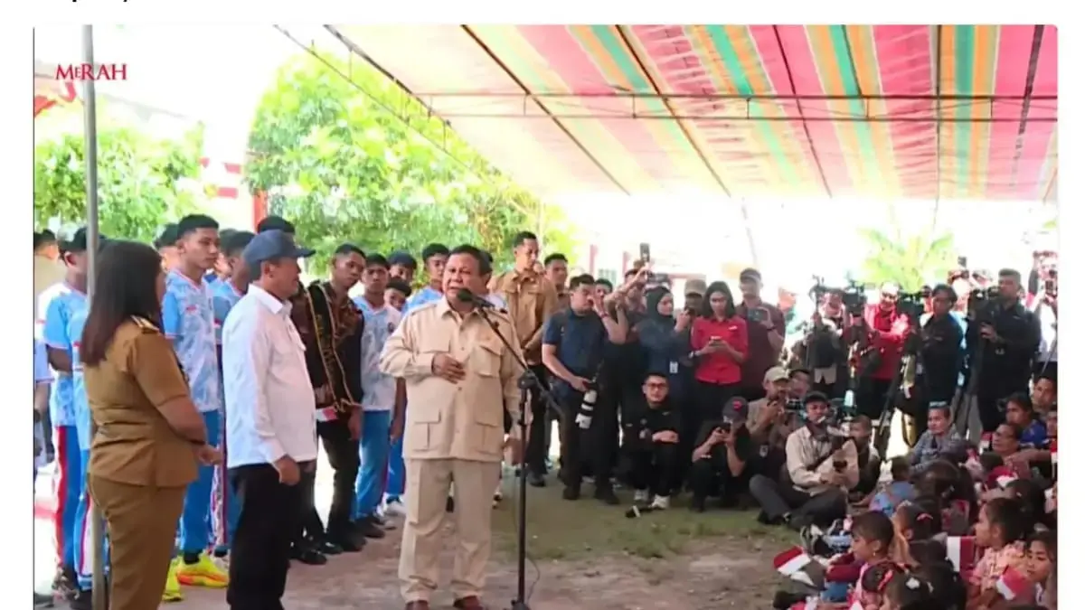 JANJI: Presiden Prabowo Subianto menjanjikan perbaikan seluruh puskesmas di Indonesia saat mengunjungi Pulau Miangas, Kabupaten Kepulauan Talaud, Sulawesi Utara,&nbsp; Sabtu (9/5). (Jawa Pos)