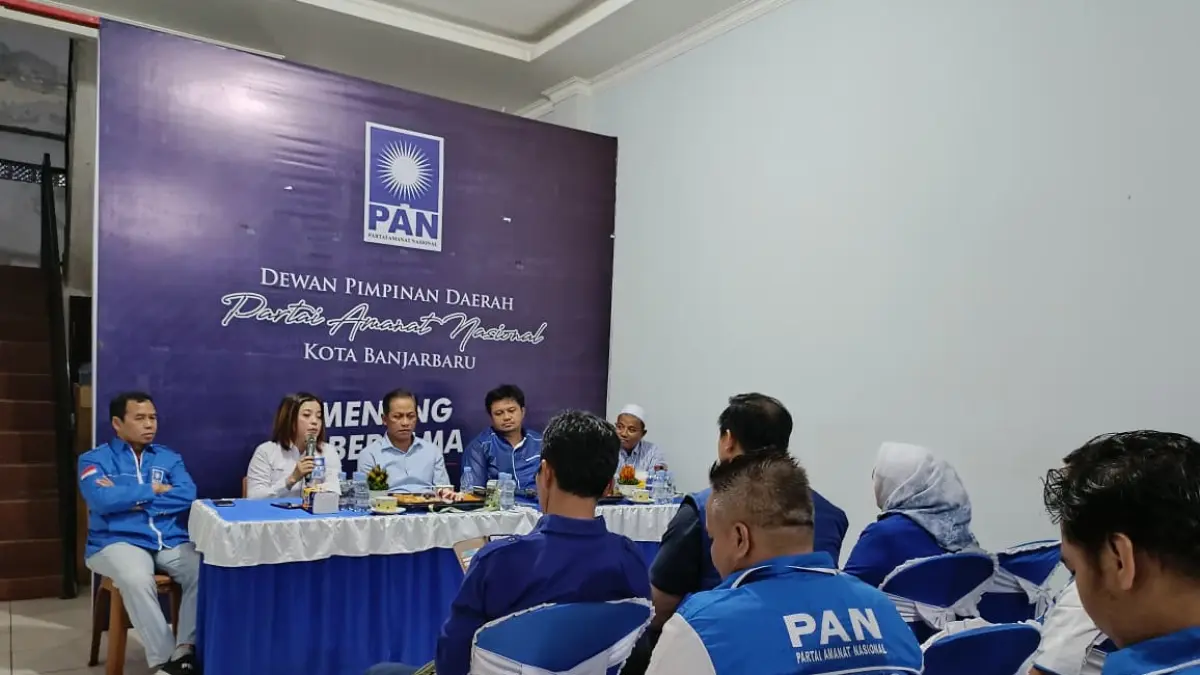 KONSOLIDASI: PAN Banjarbaru bersama Dewan Pakar PAN, Hanif Faisol Nurofiq, saat melaksanakan konsolidasi internal di Sekretariat PAN Banjarbaru. (EMI UNTUK RADAR BANJARMASIN)