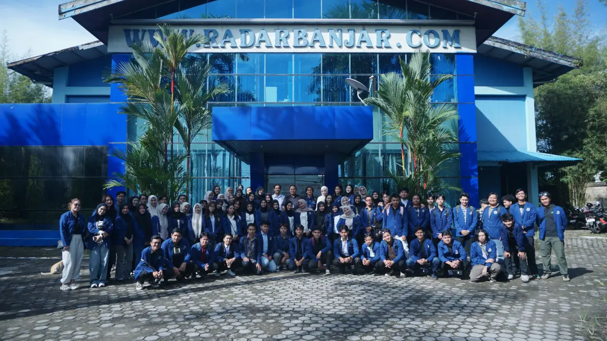 KUNJUNGAN – Perwakilan Radar Banjarmasin, dosen, dan mahasiswa Ilmu Komunikasi Uniska MAB berfoto bersama di depan Kantor Pusat Gedung Biru Radar Banjarmasin, Senin (11/5).