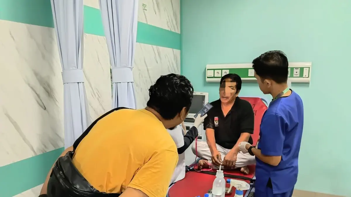 LUKA ROBEK: Gusti Jaya, 57, mengalami luka robek di pelipis mata kanan serta memar hingga bengkak pada bagian mata kanan akibat dikeroyok. (Foto: Polsek Amuntai Tengah) 
