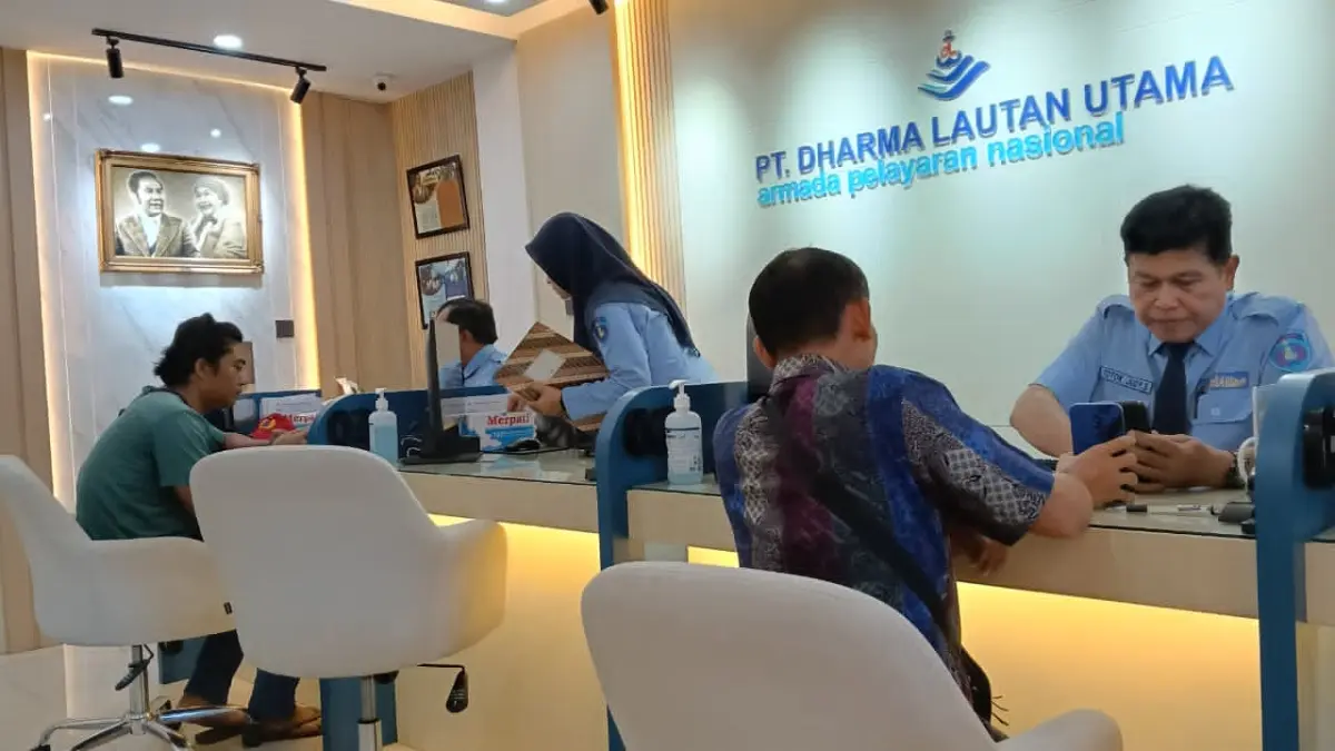 MAKIN MAHAL:Pelayanan penjualan tiket kapal laut di Kantor PT Dharma Lautan Utama (PT DLU) Banjarmasin. Seperti tiket pesawat, harga tiket kapal laut kini juga mengalami penyesuaian harga.(Foto: Raudah Anisya/Radar Banjarmasin)&nbsp;&nbsp;