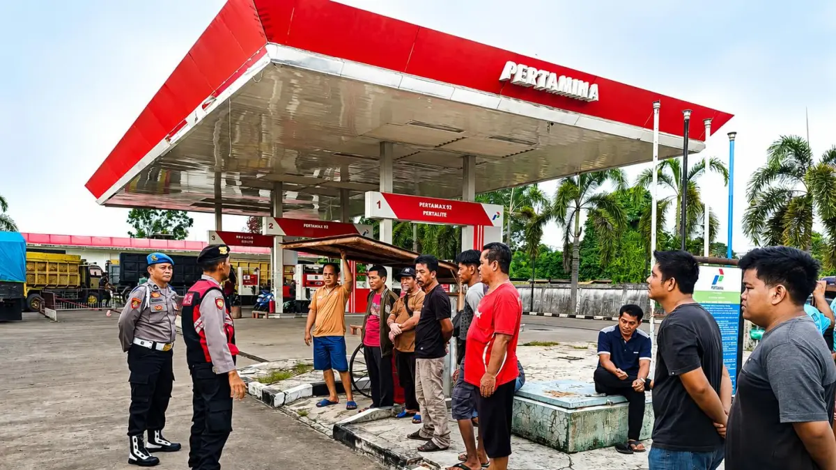 MENANTI: Antrean truk berbaham bakar solar di SPBU Banjang, Kabupaten Hulu Sungai Utara, Minggu (10/5/2026), Sopir berharap distribusi solar kembali normal. (Foto: Istimewa)