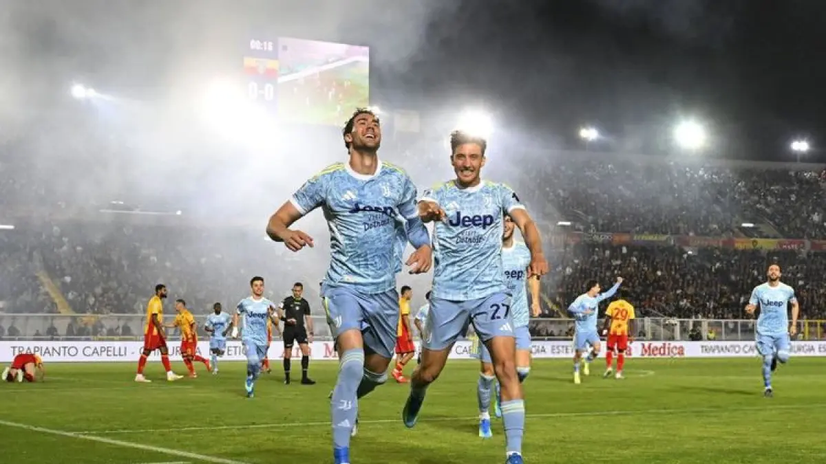 MERAYAKAN: Penyerang Juventus, Dusan Vlahovic merayakan golnya ke gawang Lecce, Minggu (10/5).&nbsp;
(AFP)&nbsp;