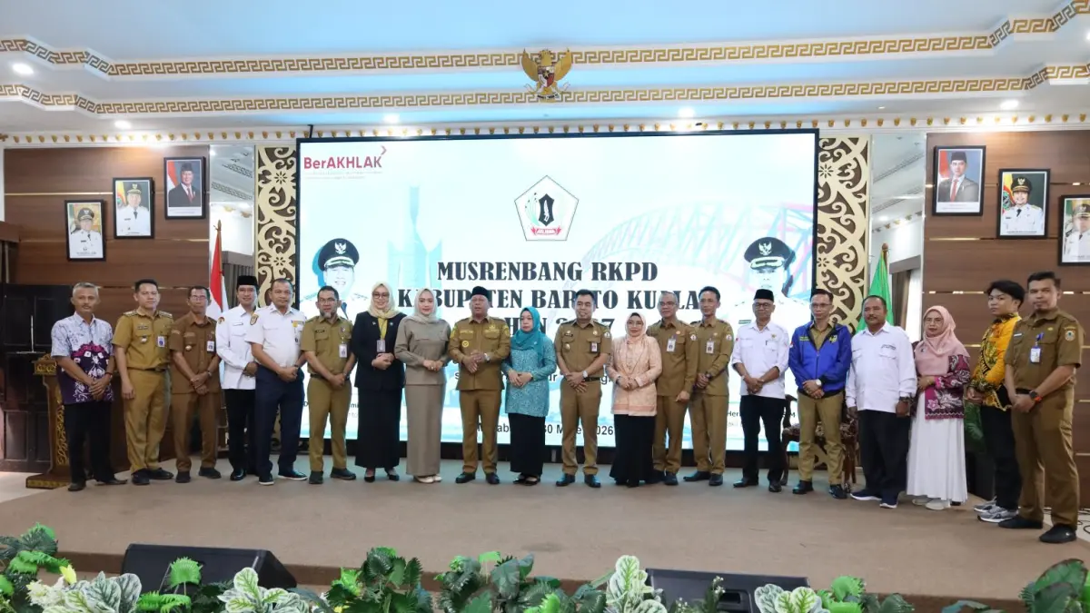 MOMENTUM – Bupati Barito Kuala H Bahrul Ilmi berfoto bersama usai membuka Musrenbang RKPD Kabupaten Barito Kuala Tahun 2027 di Aula Selidah, Marabahan.