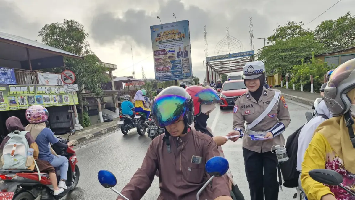 PENYADARAN: Satlantas Polres HSU turun ke jalan protokol dengan melakukan edukasi keselamatan berlalu lintas.(Foto: M Akbar/Radar Banjamasin)&nbsp;