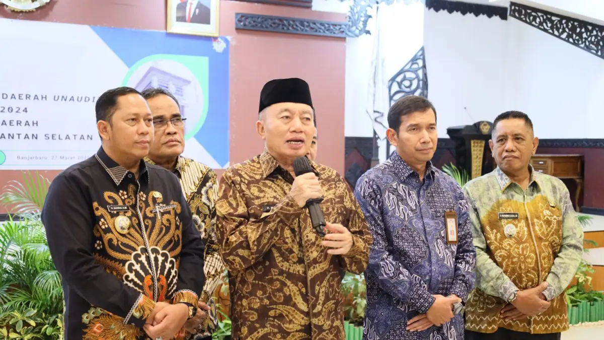 PENYERAHAN – Gubernur Kalsel H Muhidin didampingi Bupati Batola H Bahrul Ilmi saat penyerahan LKPD Unaudited Tahun Anggaran 2024 di Kantor BPK RI Perwakilan Kalsel.