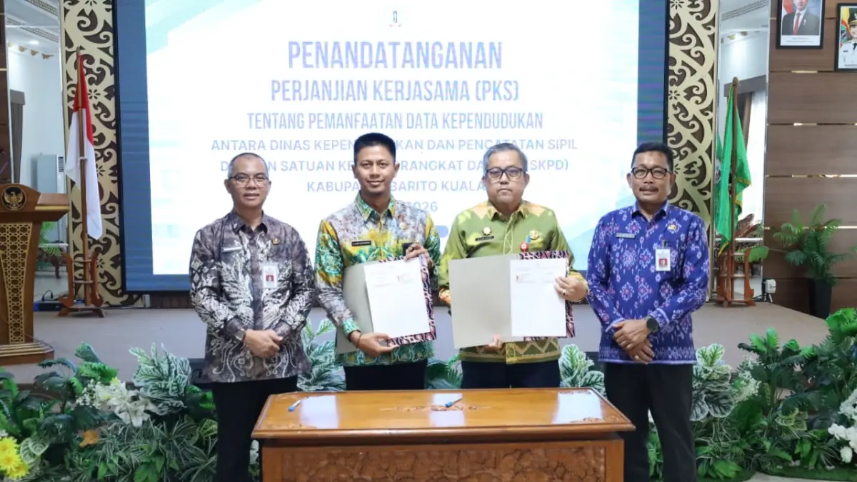  &nbsp;PKS – Sekda Barito Kuala H Zulkipli Yadi Noor bersama Asisten I Joko Sumitro dan Kadisdukcapil H Arief Wisuda Wardana usai penandatanganan kerja sama pemanfaatan data kependudukan dengan sejumlah SKPD di Aula Selidah, Kamis (23/4).//DiskominfoBatola