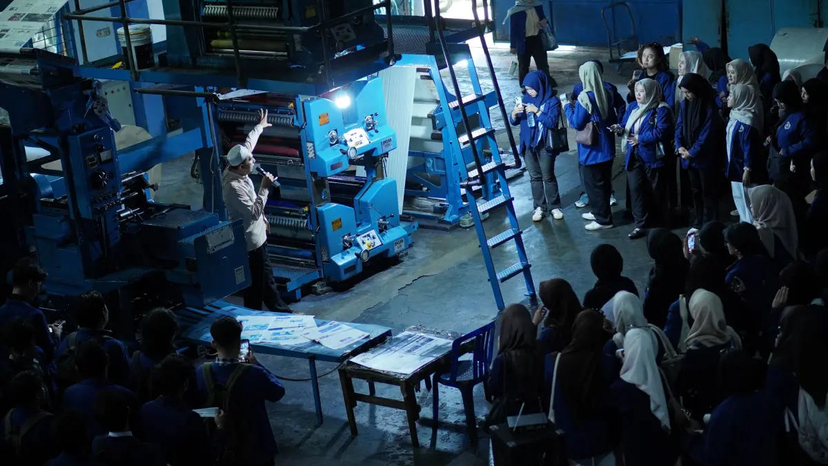 PRODUKSI – Manajer Bisnis Radar Banjarmasin H Budian Noor menjelaskan proses produksi media cetak kepada mahasiswa Ilmu Komunikasi Uniska MAB di area mesin cetak Radar Banjarmasin, Senin (11/5).