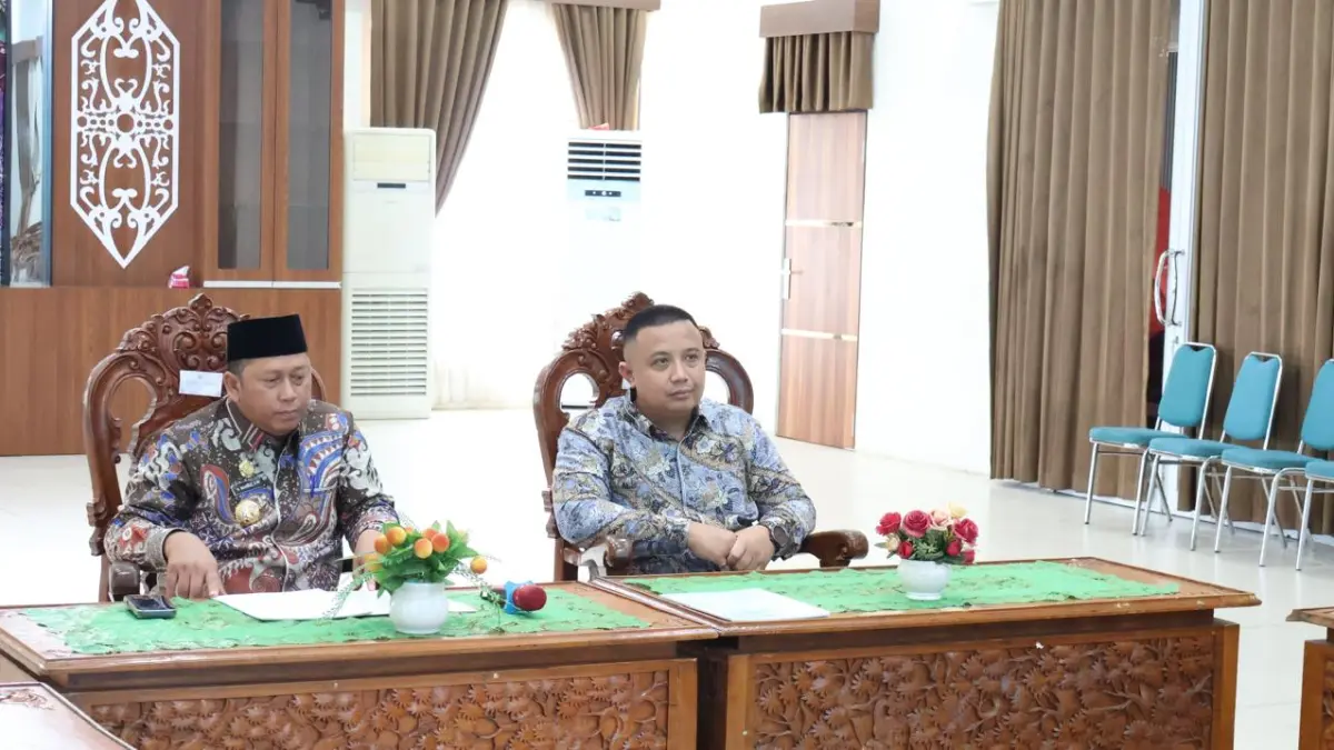 RAPAT – Bupati Barito Kuala H Bahrul Ilmi saat menghadiri RUPS PT Pelabuhan Barito Kuala Mandiri Tahun Buku 2025 di Aula Selidah, Marabahan.