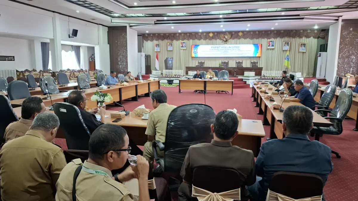 RAPAT: DPRD HSS bersama TPAD dalam rapat Pra KUA PPAS.