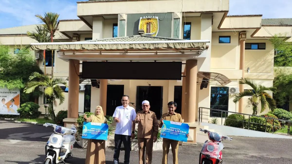 SIMBOLIS: Penyerahan hadiah undian Bank Kalsel disela apel gabungan di Kantor Bupati Kabupaten HST, Senin (11/5/2026).(Foto : Pemkab HST)