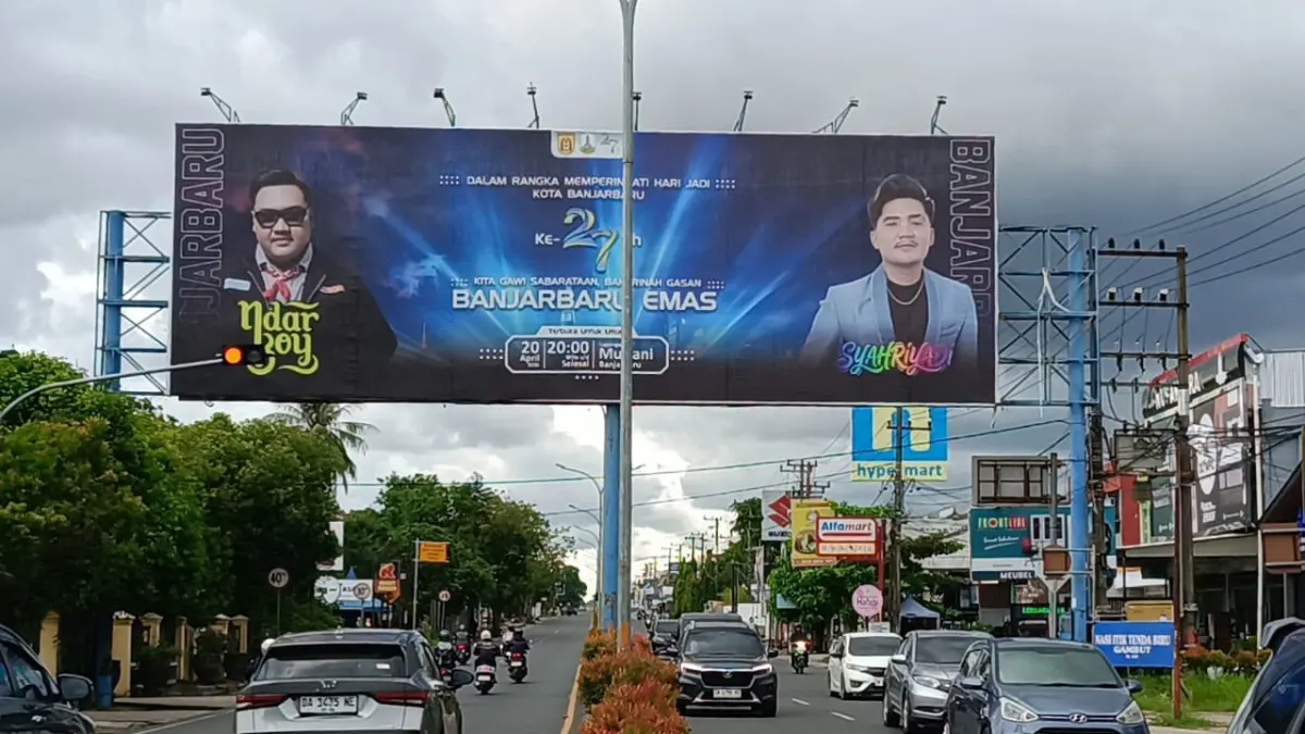 SPANDUK: Salah satu spanduk HUT ke-27 Kota Banjarbaru yang dipasang tanpa ada foto kepala daerah maupun pejabat kota, Minggu (10/5).&nbsp;
(Foto: SHEILLA FARAZELA/RADAR BANJARMASIN)&nbsp;
