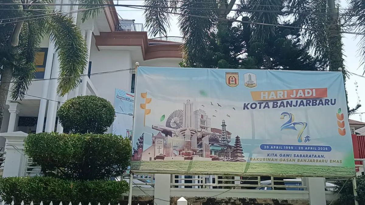 TANPA WALI KOTA: Baliho peringatan HUT ke-27 Kota Banjarbaru di Jalan A Yani, Km 33, yang dipasang tanpa ada foto wali kota maupun wakil wali kota, Minggu (10/5).&nbsp;
(Foto: SHEILLA FARAZELA/RADAR BANJARMASIN)&nbsp;