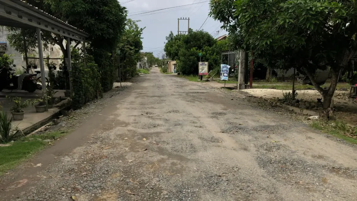 TIDAK MULUS: Jalan Kompleks Shafwah Asri Banjarbaru yang belum mendapat perhatian hampir satu dekade. 