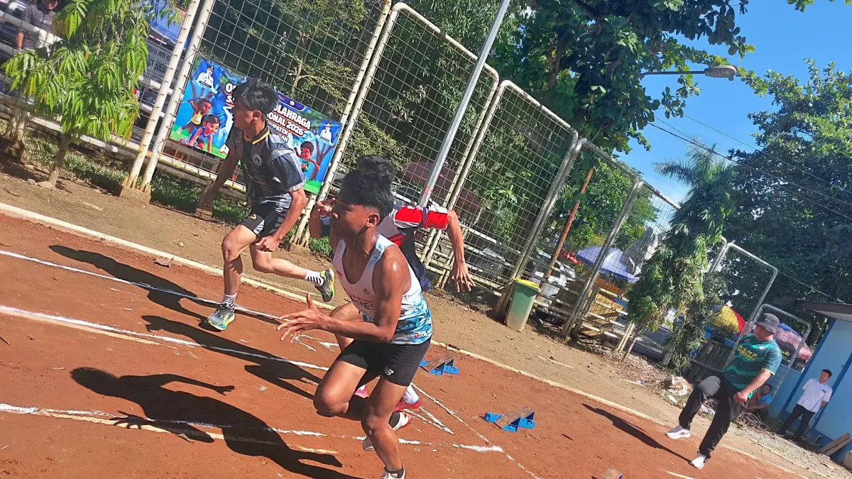 Tiga siswa adu kecepatan lari 100 meter di ajang O2SN di Lapangan Pelajar, Senin (11/5/2026). (Jamaluddin/Radar Banjarmasin)