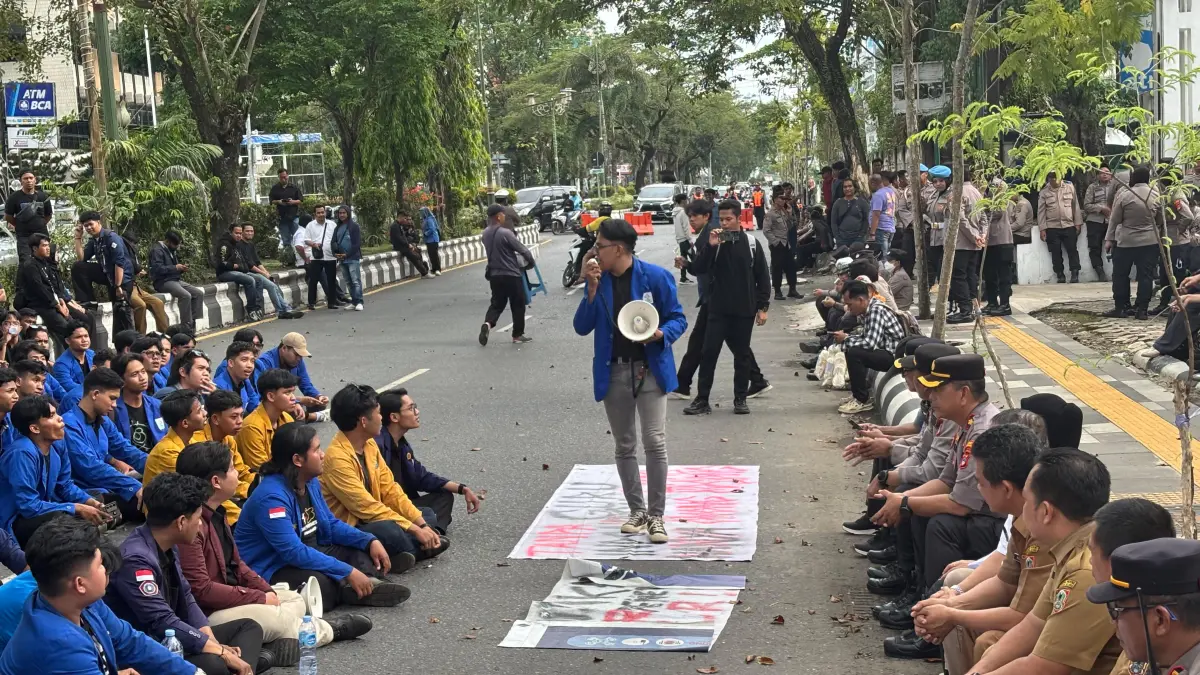 Aksi unjuk rasa yang berlangsung didepan Kantor DPRD Kalsel membawa sejumlah isu pendidikan. (Zulvan Rahmatan/Radar Banjarmasin)