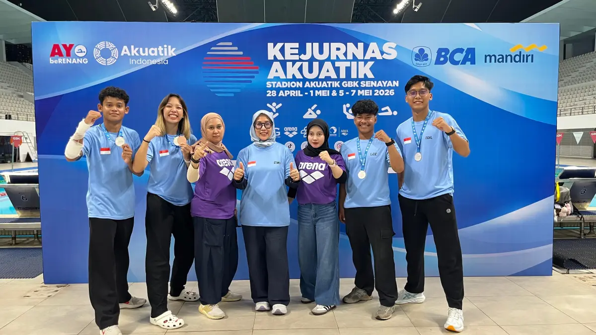 BERSAMA: Kontingen loncat indah Kalsel bersama pelatih usai meraih sembilan medali dalam Kejuaraan Nasional Akuatik Loncat Indah 2026 di Stadion Akuatik Senayan, Jakarta.(Akuatik Kalsel)&nbsp;